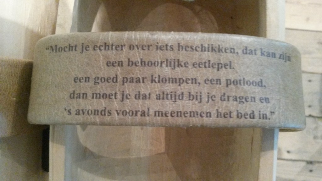 De gevangenen kregen bij het gestreepte 'pak' dat ze aan moesten ook een paar klompen. Deze kreeg je niet op maat, als ze te groot of te klein waren had je pech.