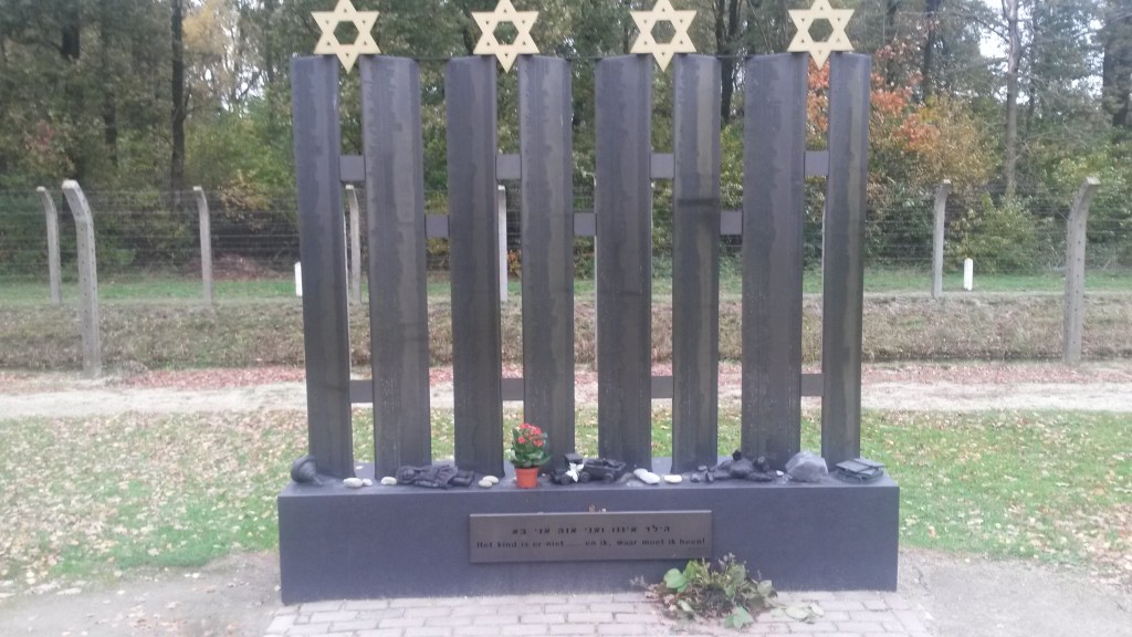 In juni 1943  werden alle kinderen die in het kamp zitten op transport gezet. Er werd gezegd dat ze naar een speciaal kinderkamp zouden gaan. Dit was niet waar, de kinderen werden doorgestuurd naar vernietigingskamp Sobibor, waar ze gedood werden. Dit monument is speciaal voor de 1269 kinderen die toen zijn omgekomen.