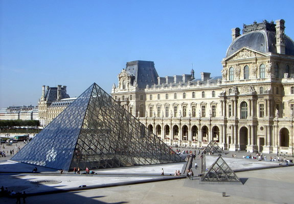 Het Louvre in Parijs. In de tijd van Lodewijk XIV stond de glazen piramide er nog niet, die staat er pas vanaf 1989 en werd ontworpen door Ieoh Ming Pei. 