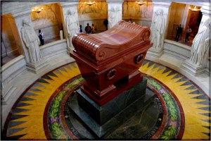 Het graf van Napoleon in Hotel des Invalides in Parijs. Je kunt het nog steeds bezoeken. Kijk goed naar de plaats van het graf. Als je onderin de koepel het graf bezoekt 'kijk je tegen Napoleon op'. Als je vanaf de bovenkant het graf bezoekt moet je juist weer knielen om het graf goed te kunnen zien. 