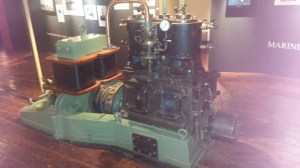 Deze aggregaat wordt gebruikt om stroom op te wekken. Afkomstig van een schip en werd aangedreven door een stoommachine. Foto gemaakt in het Marinemuseum in Den Helder, M. Zijm